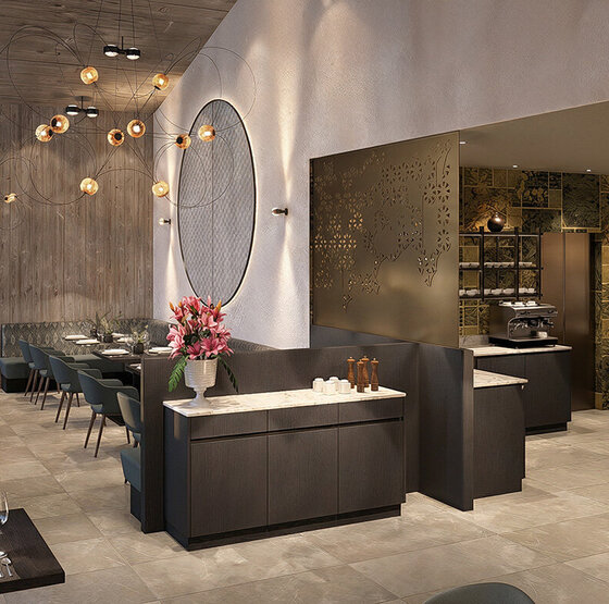 Modernes Restaurantinterieur mit eleganten Sitzkabinen, dunklen Holztischen, zeitgenössischen Beleuchtungskörpern, großer dekorativer Wandkunst und einem eleganten offenen Küchenbereich mit Kaffeemaschinen und Regalen. Frische Blumen schmücken einen Tresen.