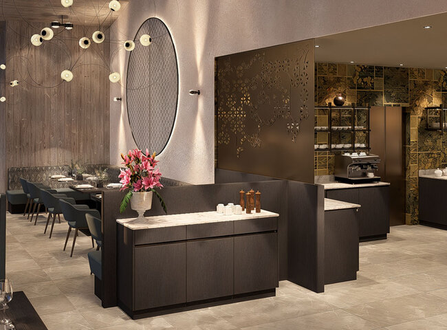 Modernes Restaurantinterieur mit eleganter Beleuchtung, dunklen Holzmöbeln, einem großen runden Wandelement, einer Vase mit rosa Blumen auf einem Tresen und offenen Regalen mit Geschirr und Kaffeemaschinen im Hintergrund.