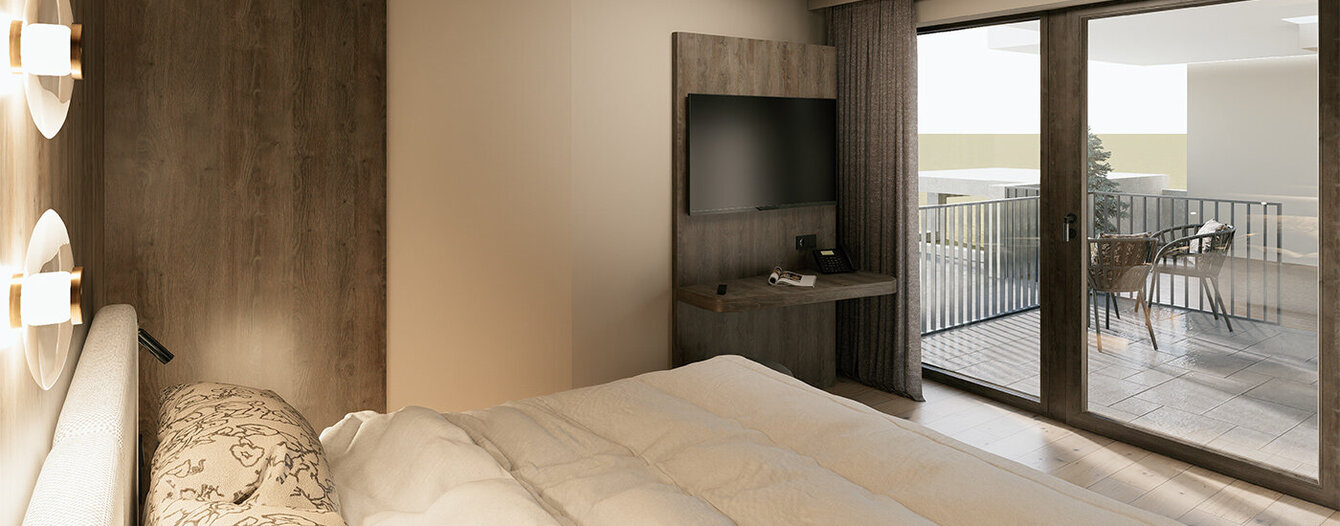 Modernes Schlafzimmer mit großem Bett, wandmontiertem Fernseher und Glasschiebetüren, die zu einer Terrasse mit Sitzgelegenheiten führen. Neutrale Töne und natürliches Licht schaffen eine gemütliche, einladende Atmosphäre.