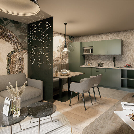 Eine moderne Küche mit Schränken und Arbeitsplatte aus Marmor. Es gibt einen Esstisch mit Stühlen sowie eine Wandmalerei mit abstrakten, organischen Formen. Der Raum ist mit Holzfußboden und sanfter Beleuchtung ausgestattet.