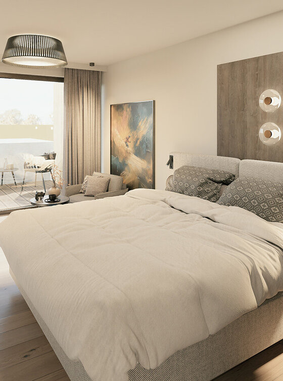 Modernes Schlafzimmer mit einem großen Bett, neutraler Bettwäsche und gemusterten Kissen. Wandleuchten über dem Kopfteil, ein Gemälde und Glastüren, die auf einen Balkon mit Sitzgelegenheiten im Freien führen. Helle Holzböden und neutrales Dekor.