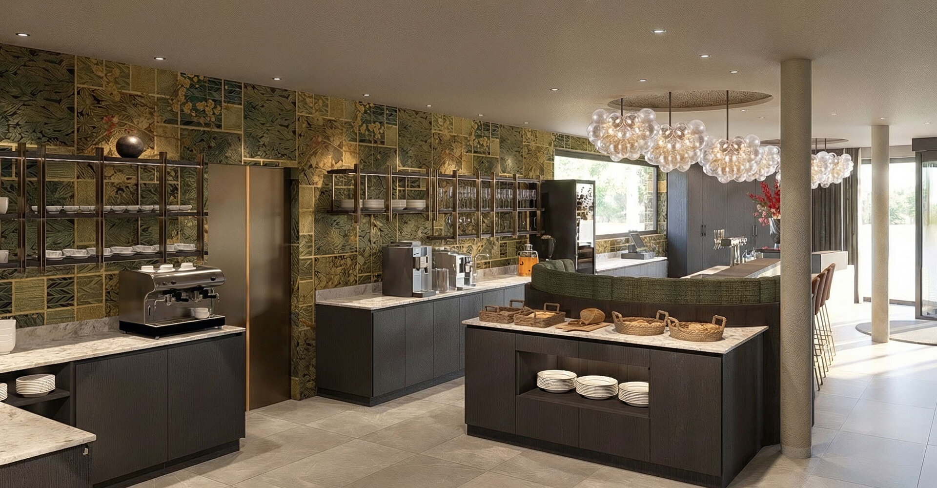 Moderne, geräumige Küche mit Arbeitsflächen aus Marmor, dunklen Schränken, offenen Regalen und dekorativen Beleuchtungskörpern. Körbe und Geschirr sind auf einer Insel ausgestellt, und große Fenster sorgen für natürliches Licht.