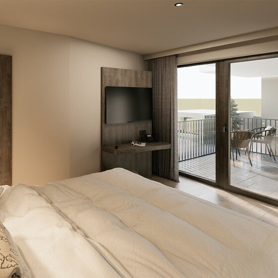 Ein moderner Essbereich mit einem Holztisch, gepolsterten Stühlen, einer Hängelampe und großen Fenstern mit Vorhängen. Ein an der Wand montierter Fernseher und eine Handtasche auf dem Boden sind ebenfalls zu sehen. Türen führen zu einem weiteren Zimmer und einem Balkon.