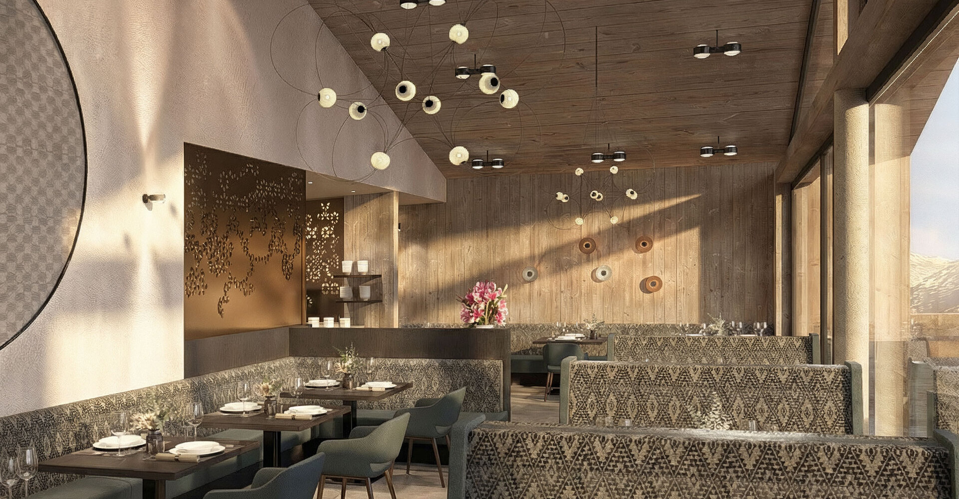 Modernes Restaurant mit gemusterten Sitznischen, dunklen Holztischen, grünen Stühlen, hängenden Kugelleuchten und großen Fenstern, die natürliches Licht hereinlassen. Die Einrichtung umfasst florale Wandkunst und eine holzgetäfelte Decke.