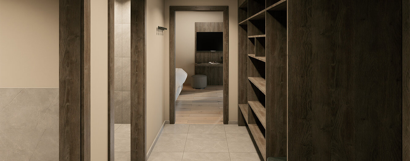 Ein moderner Flur mit Betonboden, beigen Wänden, dunklen Holztüren und offenen Regalen auf der rechten Seite, der zu einem Raum mit einem Stuhl und einem großen Fenster am Ende führt.