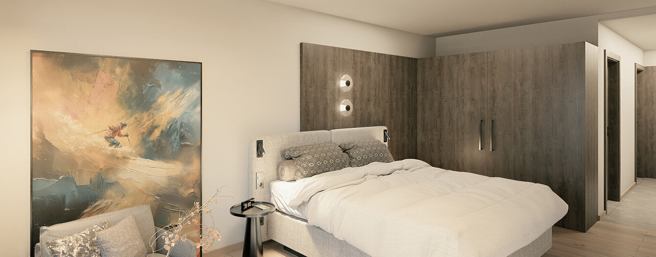 Ein modernes Schlafzimmer mit einem grauen Bett, einem kleinen runden Tisch, einem gemütlichen Sessel, einem großen abstrakten Gemälde an der Wand und Einbauschränken aus Holz an der Rückwand. Die warme Beleuchtung schafft eine gemütliche Atmosphäre.