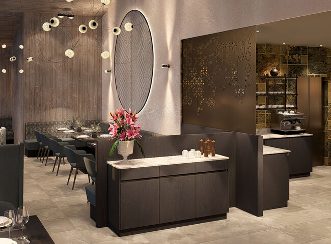 Modernes Restaurantinterieur mit dunklen Holzmöbeln, stilvollen Hängelampen und einer großen runden Wanddekoration. Die Tische sind gedeckt, und in der Mitte steht ein Tresen mit einem Blumenarrangement.