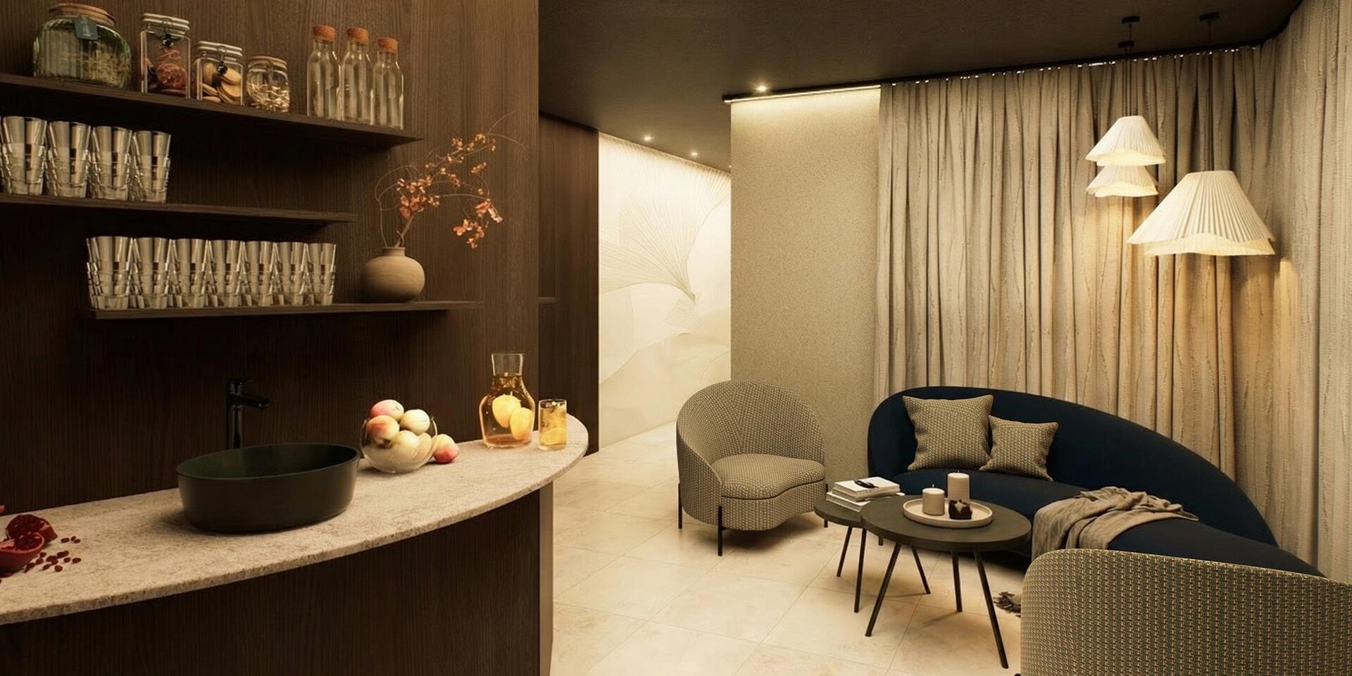 Ein gemütlicher Spa-Bereich mit einem geschwungenen Sofa, zwei Sesseln, einem runden Couchtisch mit Kerzen und Hängelampen. Regale mit Gläsern und Tassen, eine Schale mit Obst und eine sanfte Beleuchtung schaffen eine warme, einladende Atmosphäre.