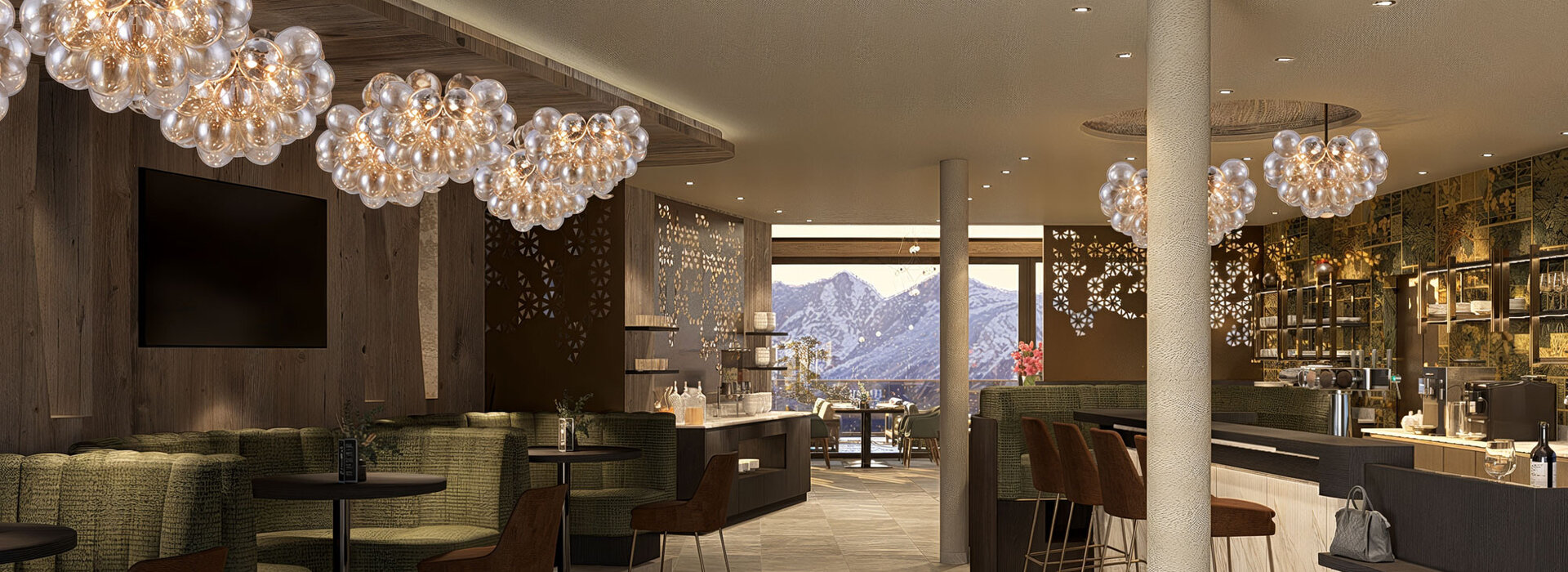 Modernes, elegantes Café mit bequemen Sitzgelegenheiten, modernen Kronleuchtern und großen Fenstern, die einen malerischen Blick auf die Berge im Hintergrund bieten. Neutrale Töne und stilvolle Dekoration schaffen eine warme, einladende Atmosphäre.